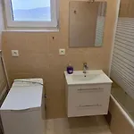 아파트 Lovely With Balcony And Free Parking