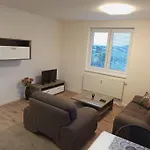 아파트 Lovely With Balcony And Free Parking