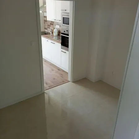 Lovely With Balcony And Free Parking *