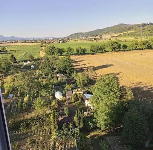 Lovely With Balcony And Free Parking Apartament